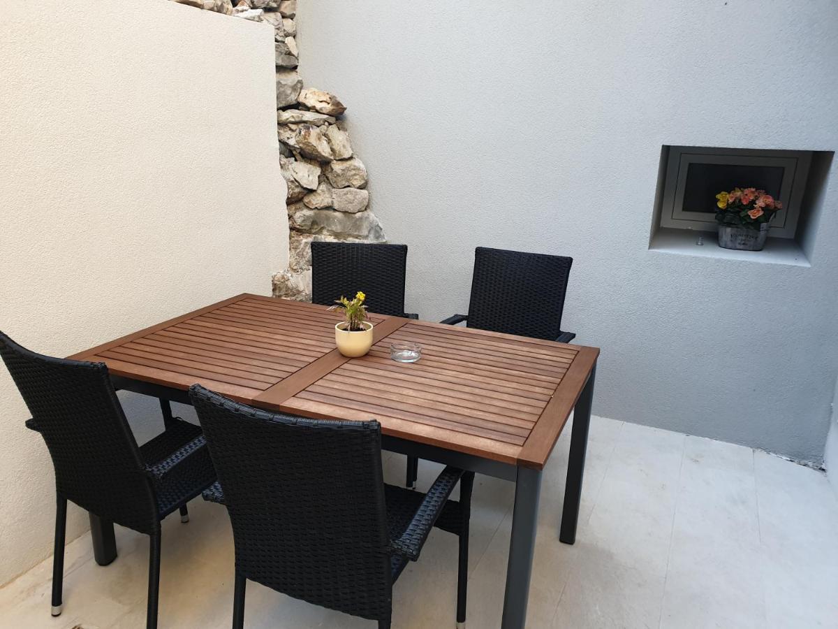Castel Apartment Mali Losinj Exterior photo